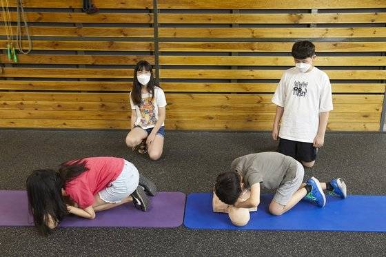 흉부 압박 후 인공호흡을 할 땐 먼저 환자의 머리를 뒤로 젖혀 기도를 개방해야 한다.