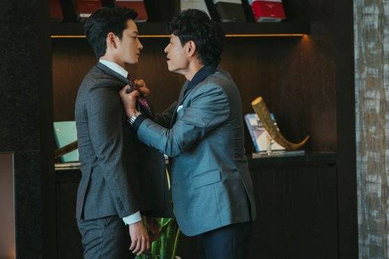 한지용의 실체가 드러나면서 한진호(박혁권) 등 모든 이들에게 공공의 적이 된다. [사진 tvN]