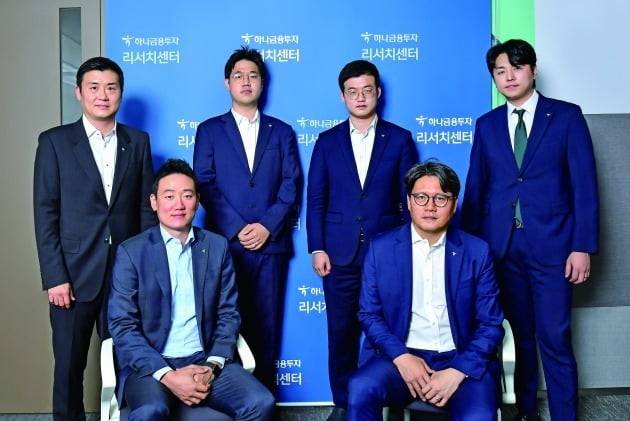 (사진) 황승택(앞줄 오른쪽) 하나금융투자 리서치센터장과 애널리스트들이 기념촬영하고 있다. /서범세 기자