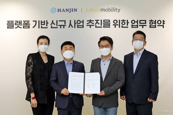 From left: Hanjin Transport senior vice president and head of the company’s marketing division Cho Hyun-min, Hanjin Transport CEO Noh Sam-seok, Kakao Mobility CEO Ryu Gung-seon and Kakao Mobility Executive Director Ahn Kyu-jin pose for a photo after signing a memorandum of understanding. [KAKAO MOBILITY]