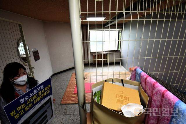 서울대 기숙사 청소 노동자 50대 여성 이모씨가 지난달 27일 숨진 채 발견됐던 서울 관악구 서울대 기숙사의 청소 노동자 휴게소 모습. 서울대 민주노총 전국민주일반노동조합은 “이씨가 서울대 측의 군대식 업무지시와 과도한 노동 강도로 극심한 스트레스를 호소했다”고 주장했다. 최현규 기자