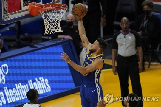 NBA는 프로농구의 흥행을 위해 오랜동안 지역방어를 금지시켰다. 사진은 최고의 3점슈터 골든스테이트 워리어스의 스테픈 커리 경기 모습. [연합뉴스 자료사진]