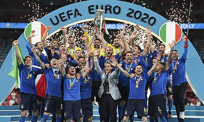 11일(현지시간) 영국 런던의 웸블리 스타디움에서 열린 2020 유럽축구선수권대회(유로 2020)에서 우승한 이탈리아 선수들이 트로피를 든 채 환호하고 있다. 런던=AP연합뉴스