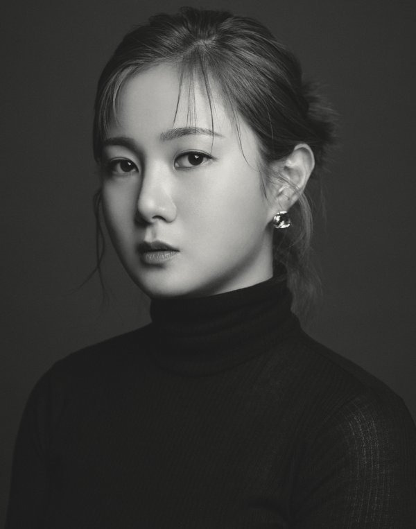 On Wednesday (today), four new Profile photos of Park Na-rae, featuring sleek visuals, were released.Park Na-rae in the photo has an atmosphere of innocence and charisma.From simple short cut to roll-up styling, it has a variety of hairstyles as well as a monotone and green color that has completely transformed the color.In particular, Park Na-rae boasts a sleek visual that has changed without knowing it as he has been immersed in weight loss by shouting Diet, not Die, to successfully take Profile photos.In her deeper eyes, I can feel the inside of Gag Woman, who is more and more solid.In addition, Park Na-rae, who has different temperature of gaze according to the concept of each photograph, reveals a unique presence in various entertainment programs and reveals the character transform that is playing a big role.Park Na-rae, who shows off various charms that cross the innocence and chic through this new profile photo, is paying attention to what changes will be shown in the future.Park Na-rae, who presents a smile that can always be believed and seen as the best Gag Woman, plays MBC I live alone, Save me!Homes, tvN Amazing Saturday, KBS joy Sledbibal and other entertainment programs can be found.PHOTOS Offering: JDB Entertainment