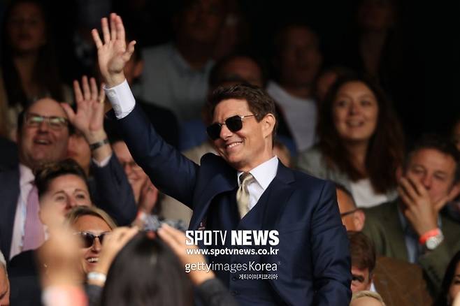 ▲ 손 흔드는 톰 크루즈. ⓒ게티이미지