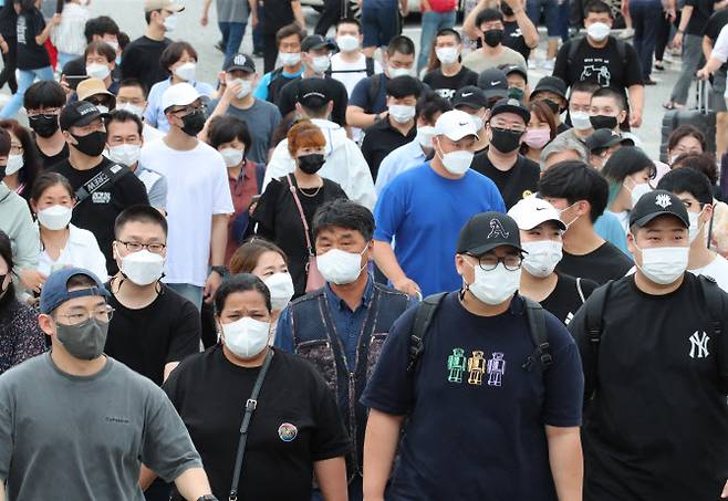 충남 논산 육군훈련소에서 신종 코로나바이러스 감염증(코로나19) 집단감염이 발생한 가운데 8일 육군훈련소 입영심사대에서 장병들이 입영하기 위해 이동하고 있는 모습(사진=뉴스1).