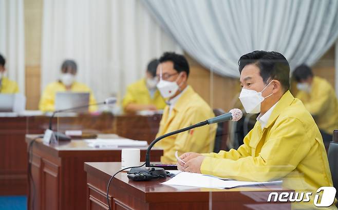 ì›í¬ë£¡ ë°±ì‹ ì 'ì¢… ì¤'êµ­ì¸ ê²©ë¦¬ë©´ì œ í•œêµ­ì¸ 3ì£¼ ê²©ë¦¬ êµ´ìš•ì 