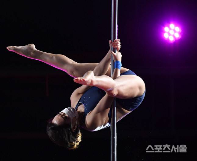 한정아가 화려한 퍼포먼스를 펼치고 있다. 이주상기자 rainbow@sportsseoul.com
