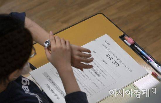 2022학년도 대학수학능력시험을 앞둔 고3 학생들이 3일 오전 서울 영등포구 여의도여자고등학교에서 6월 모의평가를 준비하고 있다. 문이과 통합형으로 개편된 2022학년도 대학수학능력시험(수능) 첫 모의평가에 지원한 수험생은 48만 2899명으로 재학생이 86.1%인 41만 5794명, 졸업생 등은 13.9%인 6만 7105명이다.