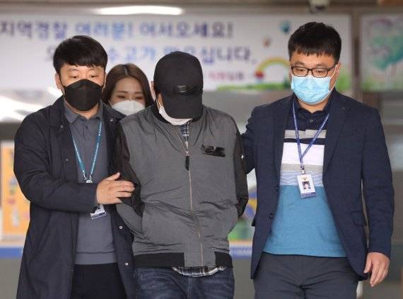 '화성 2세 입양아 학대 사건'의 양부 A씨가 지난 5월 11일 오후 경기도 수원시 영통구 수원남부경찰서에서 영장실질심사(구속 전 피의자 심문)를 받기 위해 호송차로 향하고 있다. / 사진=뉴스1