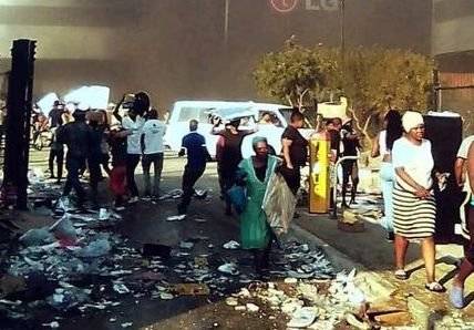 12일 군중에 의해 불타고 약탈당하는 남아프리카공화국 더반 LG전자 공장. [사진 교민 제공=연합뉴스]