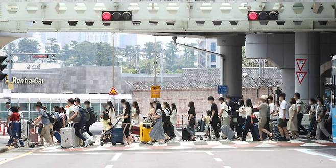 코로나19 '4차 대유행'으로 수도권 사회적 거리두기 4단계 실시를 하루 앞둔 지난 11일 오후 제주국제공항 1층 도착장에 휴가를 제주에서 보내려는 관광객들의 발걸음이 이어지고 있다. /사진=뉴시스