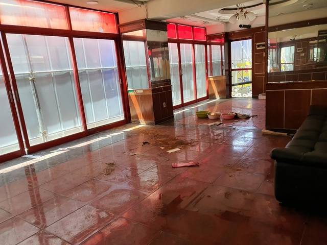 [창원=뉴시스] 강경국 기자 = 경남여성복지상담소와 경남여성단체연합, 도의원 등이 13일 오후 경남 창원시 마산합포구 성매매 집결지였던 '우정집'을 방문했다. (사진=김경영 경남도의원 제공). 2021.07.13. photo@newsis.com *재판매 및 DB 금지