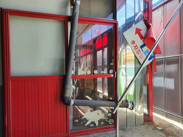 [창원=뉴시스] 강경국 기자 = 경남여성복지상담소와 경남여성단체연합, 도의원 등이 13일 오후 경남 창원시 마산합포구 성매매 집결지였던 '우정집'을 방문했다. (사진=김경영 경남도의원 제공). 2021.07.13. photo@newsis.com *재판매 및 DB 금지