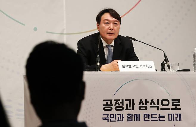 윤석열 전 검찰총장이 6월29일 서울 서초구 매헌윤봉길의사기념관에서 대선출마 기자회견을 마친 뒤 취재진의 질문에 답하고 있다. ⓒ시사저널 박은숙