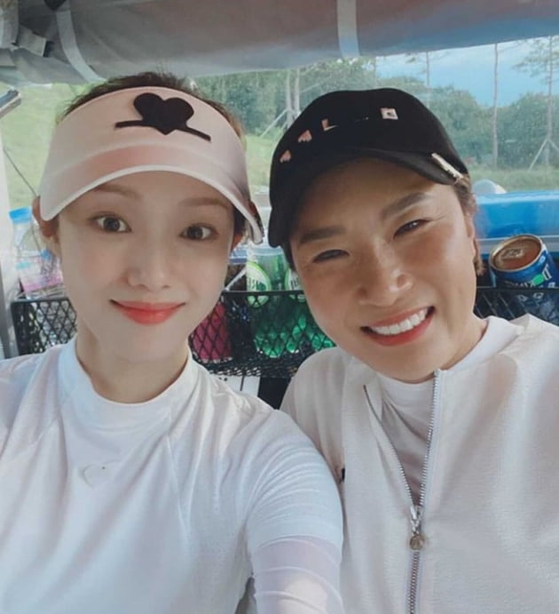 Actor Lee Sung-kyung has been thrilled to meet golf hero Pak Se-ri.On the 14th, Lee Sung-kyung posted a picture on his instagram with an article entitled Super Real thrill and happy day.The photo shows Lee Sung-kyung and Pak Se-ri, who are both smiling and drawing attention.Lee Sung-kyung will appear on JTBCs Serimony Sams Club, which airs on Friday night.