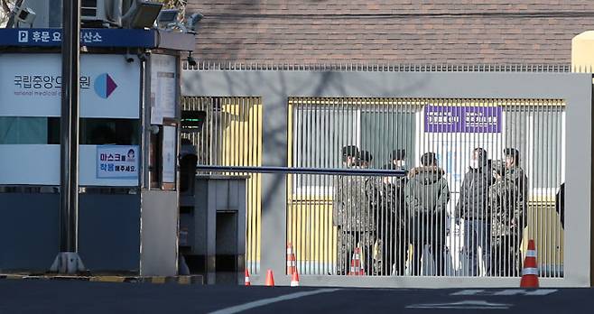 지난 2월 서울 중구 국립중앙의료원 중앙예방접종센터에서 군인들이 분주하게 움직이고 있는 모습니다.(사진=연합뉴스)