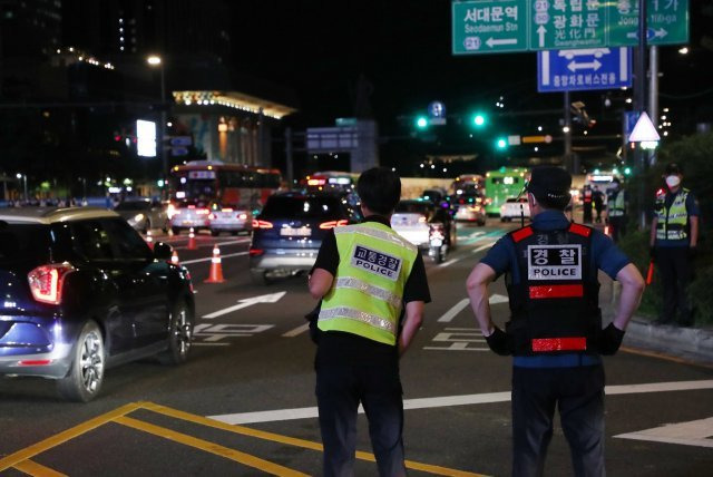 경찰은 14일 밤 코로나 19 대응 전국자영업자비상대책위원회 회원들이 시청과 광화문일대에서 차량시위를 예고하자 도심 곳곳에서 검문을 하고있다.