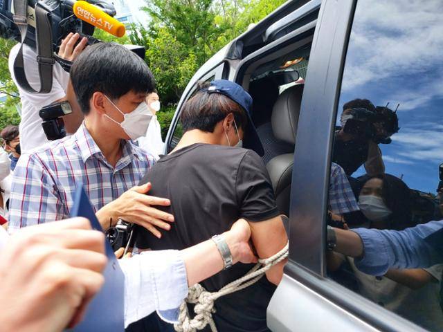 14일 오후 대전둔산경찰서에서 생후 20개월 여아를 학대살해하고 아이스박스에 유기한 혐의를 받고 있는 친부가 구속 전 피의자 심문(영장실질심사)을 가기 위해 차에 올라타고 있다. 최두선 기자