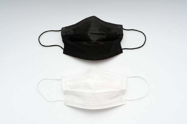 검은색 마스크가 흰색 마스크보다 자외선을 더 효과적으로 차단한다./사진=클립아트코리아