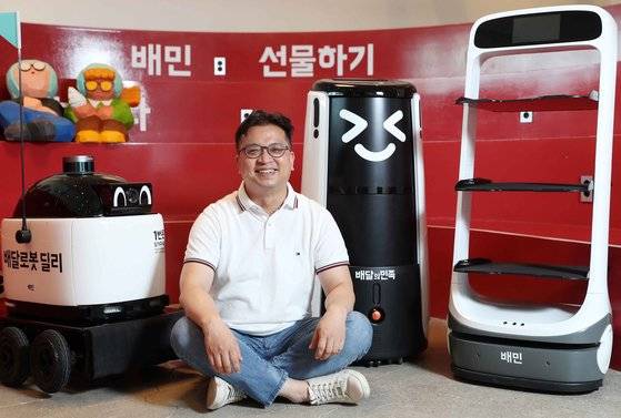 배달의 민족 김요섭 로봇사업실장이 지난달 9일 서울 송파구 우아한형제들 사무실에서 중앙일보와 인터뷰를 갖고 있다. 김 실장 좌우는 서빙 로봇 '딜리'. 김상선 기자