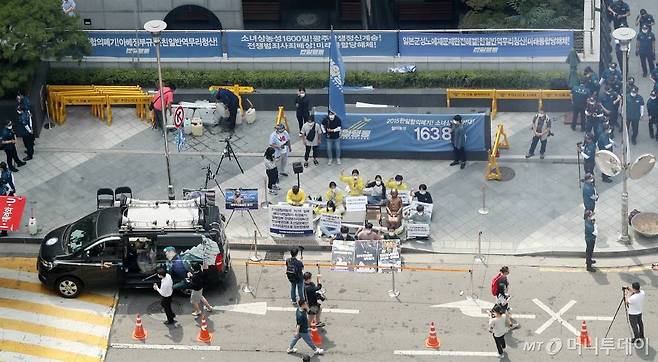 23일 오전 서울 종로구 옛 일본대사관 앞에서 반아베반일청년학생공동행동 회원들이 소녀상 옆을 지키고 있다. 28년간 매주 옛 일본대사관 앞에서 열렸던 수요집회는 보수단체에서 7월 중순까지 집회신고를 선점해 오는 24일부터 자리를 옮겨 열릴 예정이다. /사진=김휘선 기자 hwijpg@