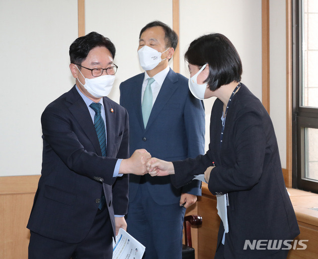 [과천=뉴시스] 조수정 기자 = 박범계 법무부 장관(왼쪽)이 14일 경기도 과천 법무부 청사에서 피의사실 공표 방지 방안 등을 포함한 법무부·대검찰청 합동감찰 결과를 발표한 뒤 임은정 법무부 감찰담당관과 인사하고 있다.  (공동취재사진) 2021.07.14. photo@newsis.com