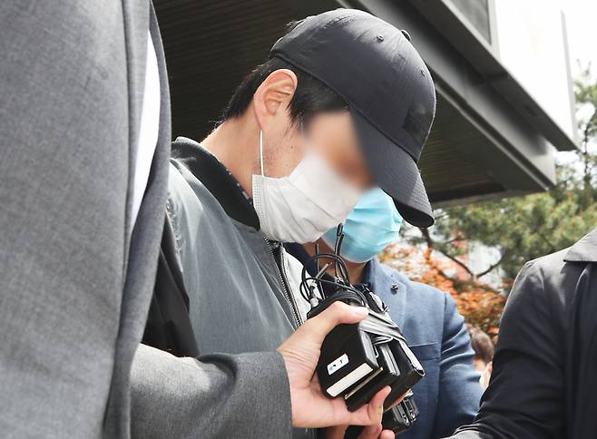 두 살짜리 입양딸을 학대해 의식불명 상태에 빠뜨려 아동학대 범죄의 처벌 등에 관한 특례법상 중상해 혐의를 받는 양부 A씨가 5월11일 오후 구속 전 피의자 심문(영장실질심사)에 출석하기 위해 경기도 수원남부경찰서 유치장에서 나오고 있다. ⓒ 연합뉴스