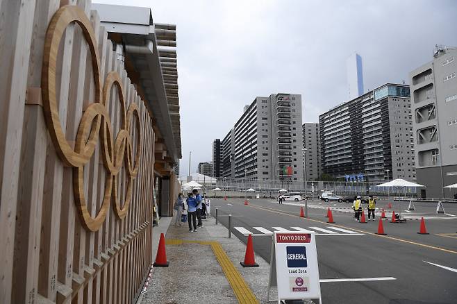 각국 올림픽 대표선수들을 기다리는 2020 도쿄 올림픽 선수촌 입구 전경. ㅣEPA 연합뉴스
