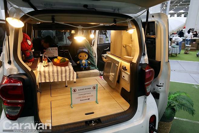 경차 레이 캠핑카의 원조격인 로디의 실내와는 사뭇 다른 모습이다