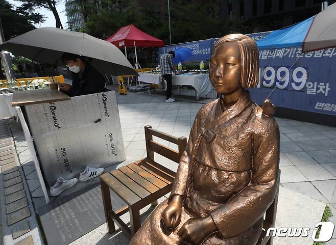 6.19 세계 전시 성폭력 추방의 날인 19일 오후 서울 종로구 옛 주한일본대사관 앞에 소녀상이 자리를 지키고 있다. 2021.6.19/뉴스1 © News1 송원영 기자