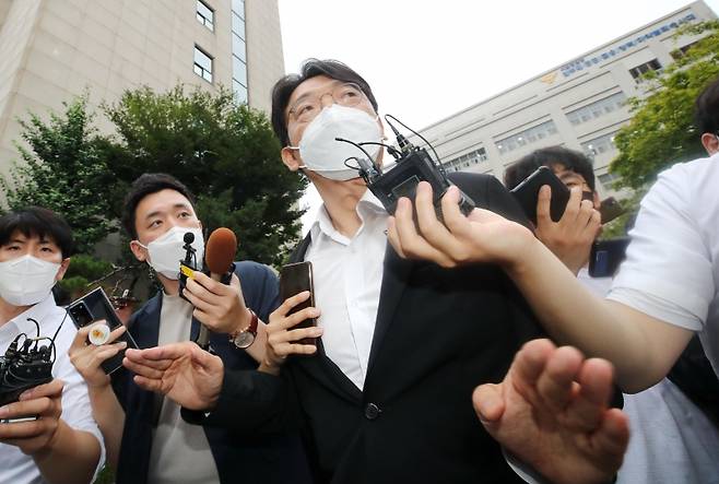 ▲ '가짜 수산업자' 김아무개씨로부터 금품 등을 받은 혐의로 수사를 받은 이동훈 전 조선일보 논설위원이 13일 오후 서울경찰청 강력범죄수사대를 나서고 있다. ⓒ연합뉴스