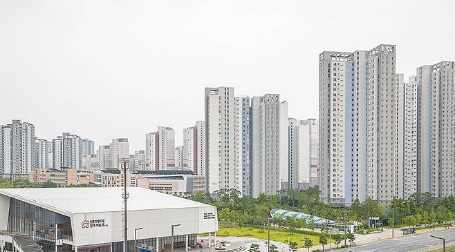서울 집값이 급등하면서 신도시 아파트를 매입하는 실수요자들이 늘고 있다. 사진은 경기도 화성 동탄신도시 동탄역시범더샵센트럴시티. <최영재 기자>