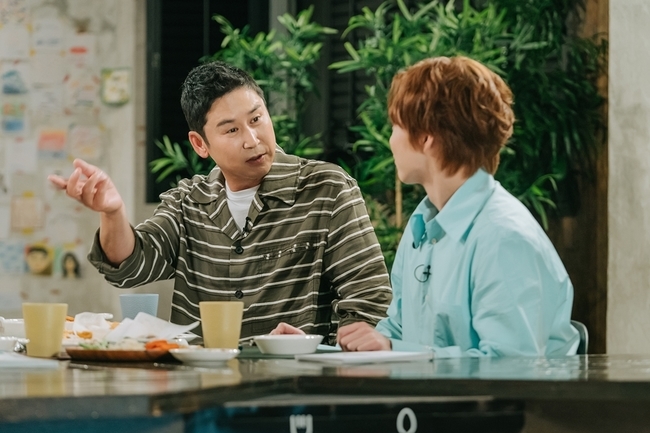 Basketball star Hur Jae reveals his marriage story with his wifeOn Channel S Season 2 broadcast on July 16, the romanticist aspect of basketball president Hur Jae will be revealed.Hur Jae, who appeared as the first guest, reveals a romantic epic from his first meeting with his wife, an eternal bench member, to marriage.Season 2 with God is a customized food recommendation talk show where 4MC Shin Dong-yup, Sung Si-kyung, Lee Yong-jin and Siu Min will transform into a food master to make your special day more special and share stories and tastes together.Hur Jae orders 4MC to taste, well, egg food to commemorate 30th anniversary with wife on this day.The story he has prepared has been interesting because it contains the love story of the Hur Jae couple.Hur Jae caught the interest of 4MCs by revealing that she was fatefully reunited with her, who came to see her in the hotel lobby the next day after her first chance meeting with her wife in Busan 30 years ago.Hur Jae instinctively said that he had to catch his wife even though Kyonggi was in the situation the next day.He missed all the flights while meeting his wife, and he eventually thrilled that he had taken a taxi from Busan to Seoul early in the morning of Kyonggi and played Agnaldo Timóteo Kyonggi.Hur Jaes extraordinary straight romance has led the two to start a long-distance relationship between Busan and Seoul three days after they met, drawing attention to what story will be hidden in the process.Shin Dong-yup, a best friend, testified to the popularity of Hur Jae, who was a superstar at the time, and responded that he could not believe it.When Sung Si-kyung asked, Was your brother so pretty?, Hur Jae replied, I thought it was the most beautiful at the time, and expressed Agnaldo Timóteos excitement.Season 2 with God, which tells the story of the Hur Jae couples marriage, which was held in a solar stroke four months after meeting with the romantic king Hur Jaes straight Love Story, will be broadcast first on Channel S at 8 pm on the 16th and will also be broadcast live on Naver TVs official channel of Channel S.
