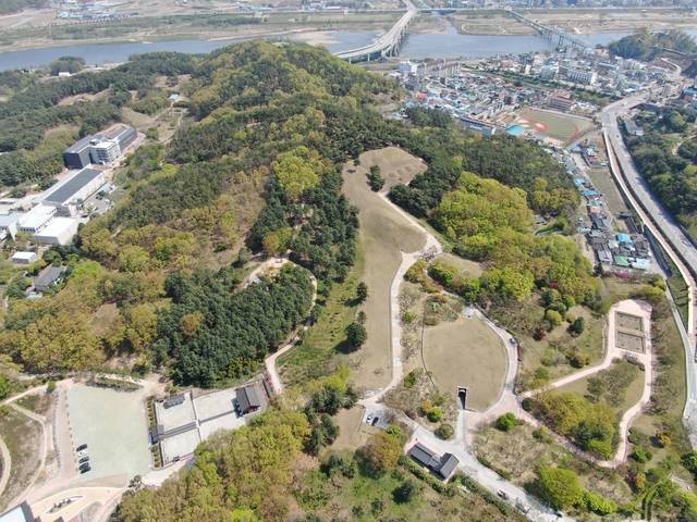 [서울=뉴시스]송산리고분군 전경(사진=문화재청 제공)2021.03.19 photo@newsis.com *재판매 및 DB 금지