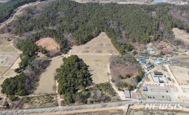 [서울=뉴시스] 부여 능산리 고분군 항공사진.(사진=문화재청 제공) 2020.7.15 photo@newsis.com