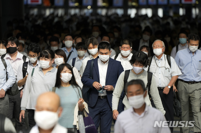 [도쿄=AP/뉴시스] 15일 출근 시간 일본 도쿄 시나가와역에서 마스크를 쓴 시민들이 통로를 걸어가고 있다. 2021.07.15
