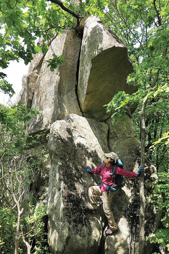 762m봉을 지난 헬기장 못미처 능선길에 있는 기암. 바위 상단부가 마치 외투에 달린 모자인 후드를 닮았다.