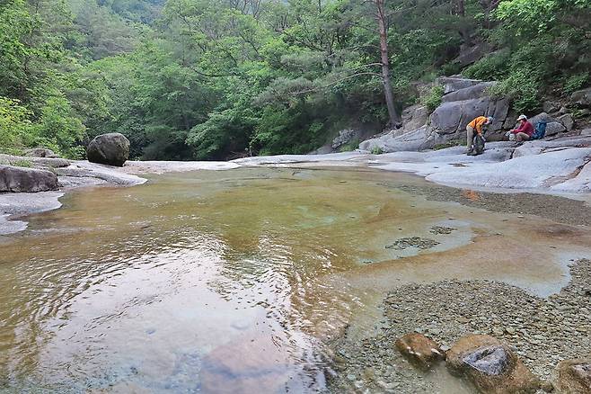 흥룡사를 지난 백운 2교에서 5 분 거리인 선녀탕 반석盤石지대. 이 반석을 건너가면 흥룡봉과 향적봉으로 오르는 능선길이 있다.