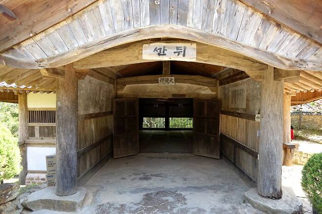 '인류가 똥오줌을 처리한 역사 속에서 가장 빛나는 금자탑'이라는 선암사의 뒷간