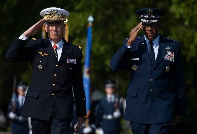 지난 7일(현지시간) 미국 버지니아주 요크타운에서 프랑스 항공우주군 필리프 라빈 참모총장(왼쪽)과 미&nbsp;공군 찰스 브라운 참모총장이 나란히 의장대를 사열하며 거수경례를 하고 있다. 미 공군 홈페이지