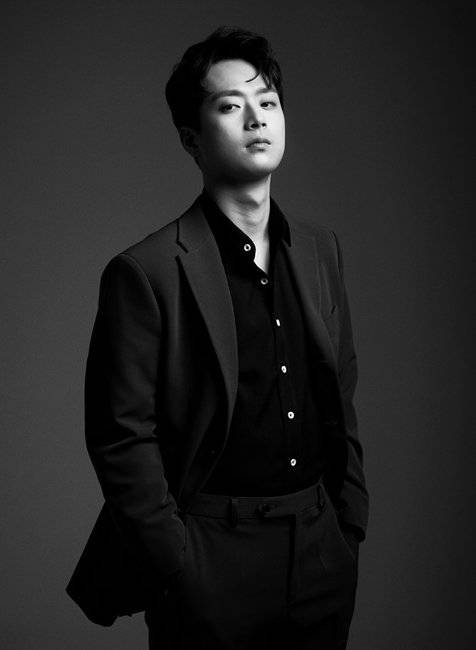 이찬원이 평소와 다른 무표정으로 섹시한 분위기를 자아내고 있다. [블리스엔터테인먼트 제공]