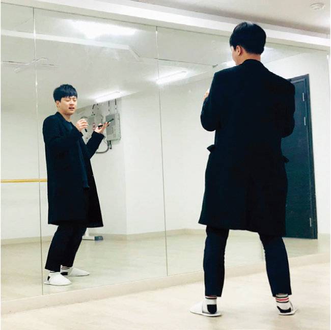 지난해 2월 27일 ‘미스터트롯’ 공개방송을 앞두고 춤 동작을 점검하는 이찬원. “코로나19로 힘든 나날을 보내는 모든 분에게 저희 무대가 희망이 되길 바란다”고 소망하며. [이찬원 인스타그램]