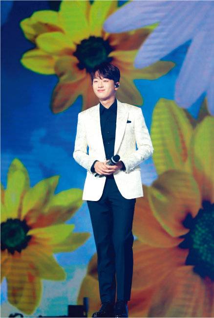 꽃보다 아름다운 청년 이찬원. [뉴에라프로젝트 제공]