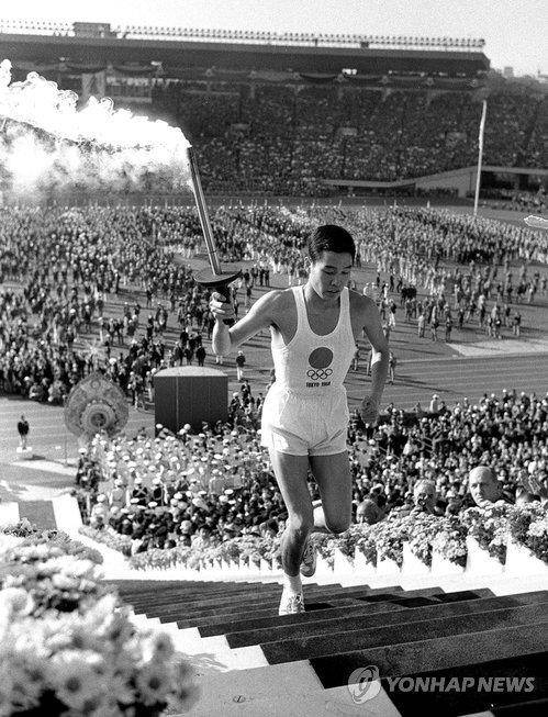 1964년 도쿄올림픽 성화 점화자 '원폭 소년' 사카이 요시노리  [교도=연합뉴스 자료사진]