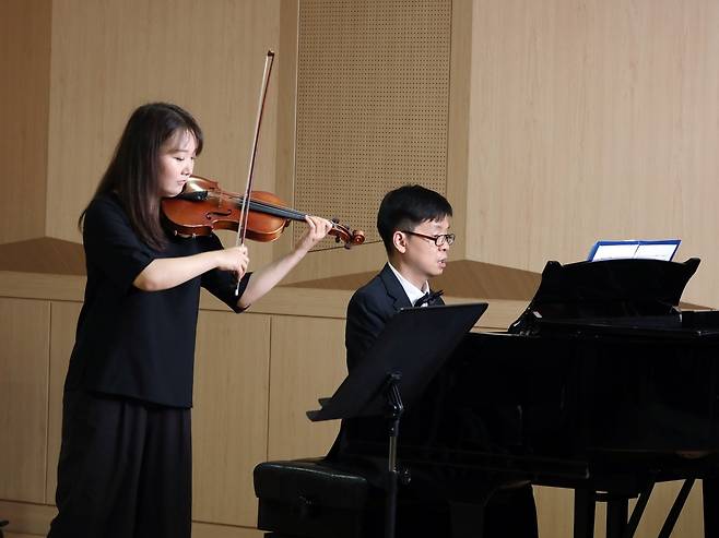 연습 중인 바이올리니스트 한지연(왼쪽)과 피아니스트 은성호 [미디어나무 제공. 재판매 및 DB 금지]