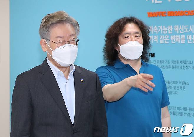 이재명 경기도지사와 방송인 김어준씨가 지난 15일 서울 마포구 TBS 라디오국에서 진행된 '김어준의 뉴스공장' 일정을 마치고 이동하고 있다.  © News1 이성철 기자