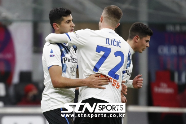 아탈란타 센터백 크리스티안 로메로(사진 좌측). 사진｜뉴시스/AP