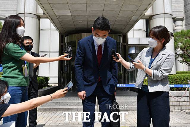 강요 미수 혐의를 받아온 이동재 전 채널A 기자가 16일 오후 서울 서초구 서울중앙지방법원에서 열린 1심 선고 공판에서 무죄를 선고 받은 후 취재진을 만나 고개를 숙이고 있다. /남윤호 기자