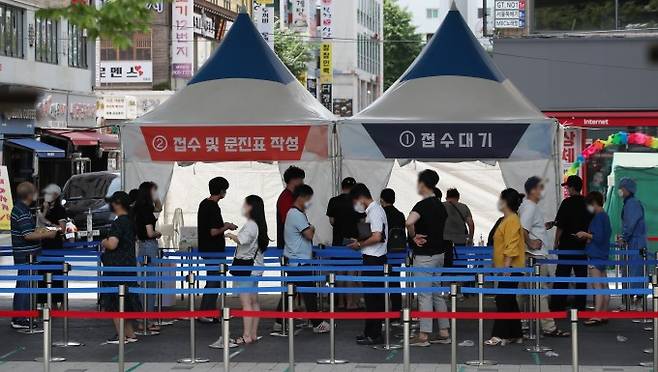 국내 신종 코로나바이러스 감염증(코로나19) '4차 대유행'의 확산세가 점점 거세지면서 신규 확진자 수가 결국 1천600명 선도 넘어선 14일 서울 도봉구 창동역 임시 선별검사소에서 시민들이 검사를 기다리고 있다. 연합뉴스 제공